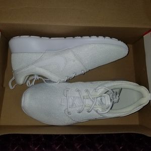White Nike Roshe One